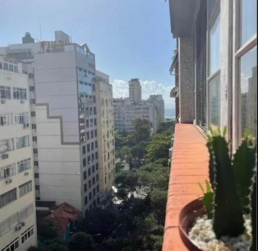 Copacabana Espacoso Vista Lateral Mar
