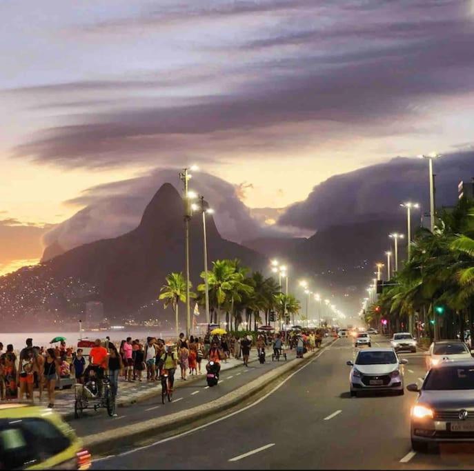 Copacabana Espacoso Vista Lateral Mar